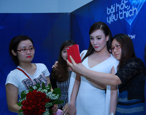 Hồ Quỳnh Hương khoe vóc dáng trẻ trung - 8