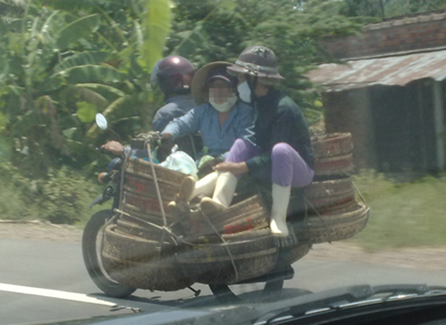 Anh lo lái đi để chị em chúng tôi nói chuyện xem nào
