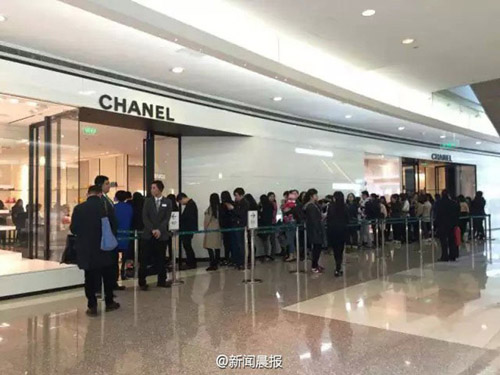 Người Trung Quốc xếp hàng đổ xô mua Chanel hạ giá - 1