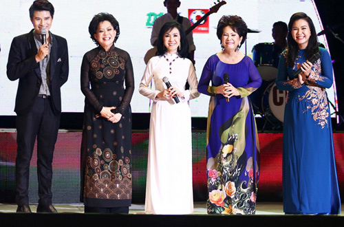 MC Vũ Mạnh Cường “vừa đi vừa khóc” trên sân khấu - 8