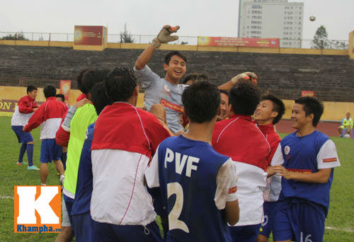 Chung kết giải U19 QG: Đội bóng nhà bầu Hiển mất Cup - 2