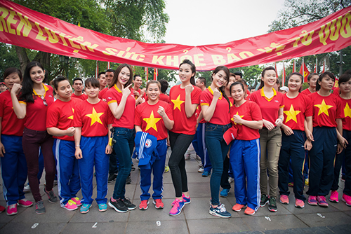 HH Kỳ Duyên mặc áo cờ đỏ sao vàng chạy bộ ở Hồ Gươm - 1