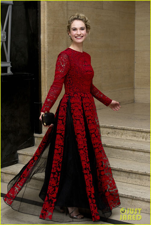 Mãn nhãn với đẳng cấp thời trang của “cô bé Lọ Lem“ - 2