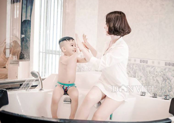 Bộ ảnh “Mom & Son” ngọt ngào của hot girl trường báo - 1