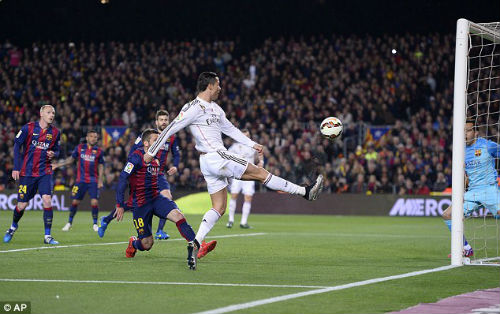 CR7 muốn Nou Camp câm lặng sau bàn thắng lịch sử - 3