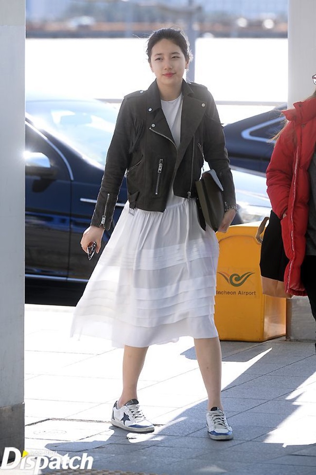 Cùng ngày hôm đó, Suzy cũng bị bắt gặp tại sân bay để sang London thực hiện một bộ ảnh khác.