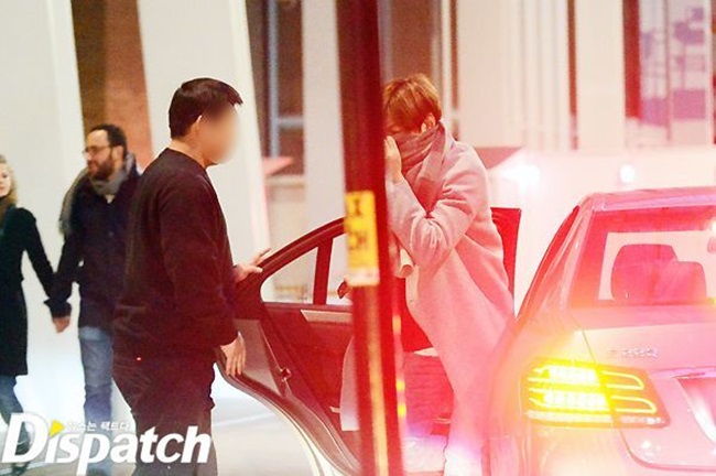 Sau khi Suzy đi khỏi, Lee Min Ho cũng ra khỏi xe.