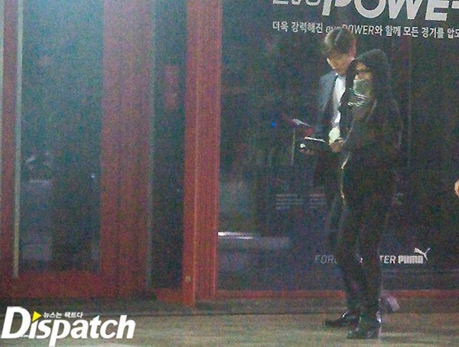Tháng trước, ngày 17.2, Dispatch đã "tóm" được Lee Min Ho và Suzy đi bên nhau lần đầu tiên khi họ rời khỏi một quán bar ở Shinsadong.