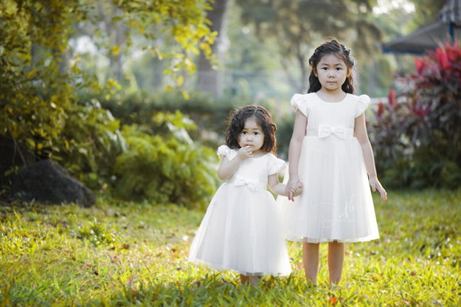 Gương mặt dễ thương của hai bé Julie Phạm và Michelle Phạm