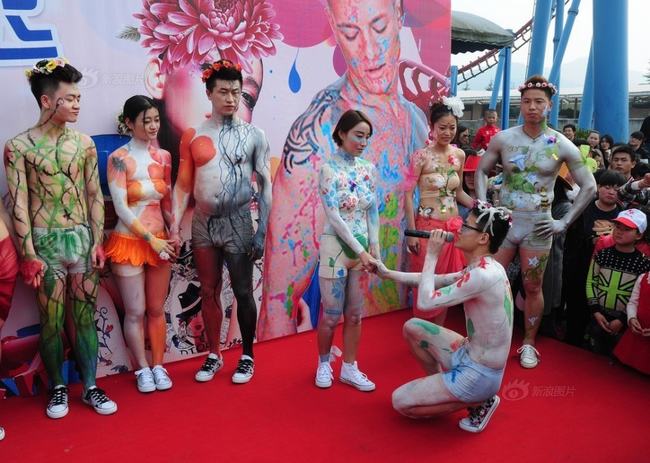 "Lễ hội cưới khỏa thân tập thể" tại Hàng Châu diễn ra ngày 22.03 vừa qua thu hút nhiều sự chú ý từ dư luận Trung Quốc.