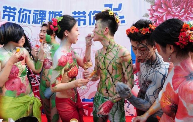 Đám cưới tập thể với sự tham gia của 10 cặp đôi đến từ nhiều nơi ở Trung Quốc.