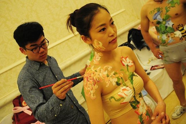 Học viện mỹ thuật Trung Quốc đảm nhận việc vẽ lên người cô dâu và chú rể.