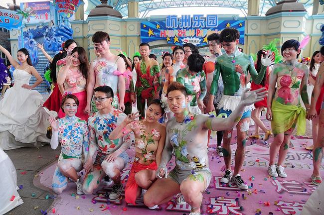 Đám cưới tập thể này diễn ra tại một khu vui chơi giải trí tại Hàng Châu, Trung Quốc.