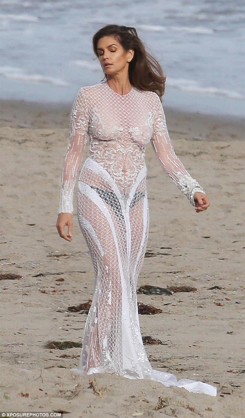 Cindy Crawford mặc xuyên thấu sexy bên bờ biển - 1