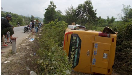 Tai nạn xe khách ở Quảng Nam, hàng chục người nguy kịch - 1