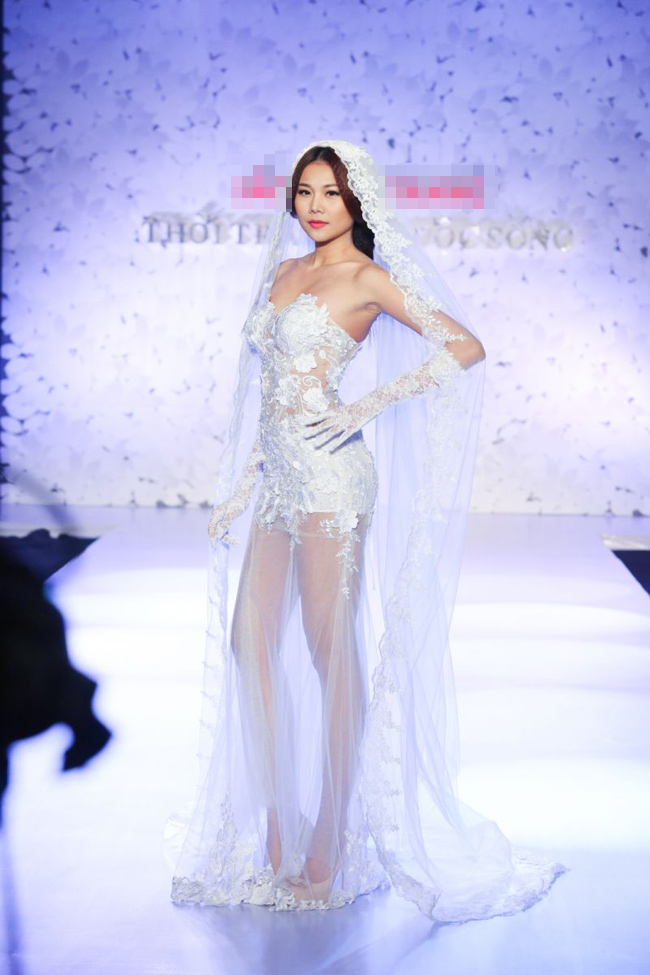 Đôi chân tuyệt mỹ giúp cô trở thành vedette trong vô vàn show diễn và trở thành một trong những chân dài quyền lực nhất làng mẫu Việt.