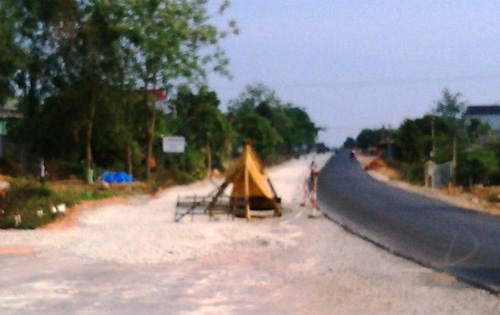 Kon Tum: Dân dựng lều chặn thi công Quốc lộ 14 - 1