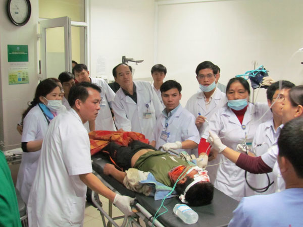 Chùm ảnh vụ sập giàn giáo kinh hoàng ở Hà Tĩnh - 11