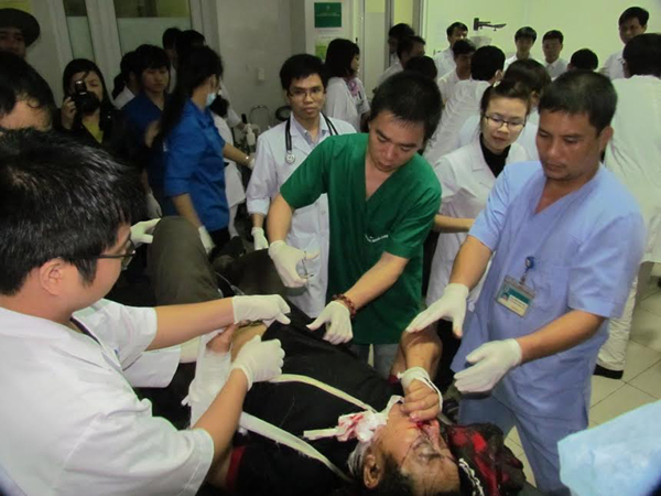 Bộ Y tế cử đoàn bác sĩ ứng cứu nạn nhân vụ sập giàn giáo - 1