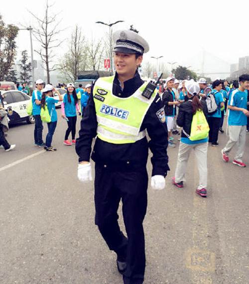 Vận động viên bỏ đích vì chàng cảnh sát quá đẹp trai - 2