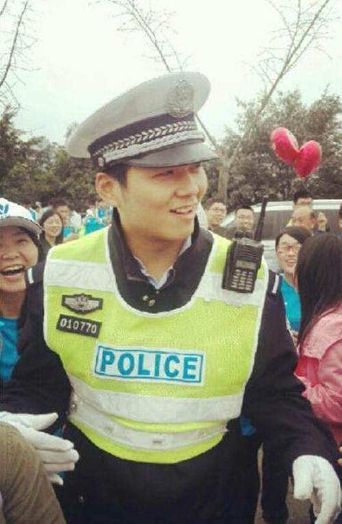 Vận động viên bỏ đích vì chàng cảnh sát quá đẹp trai - 3
