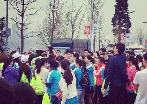 Vận động viên bỏ đích vì chàng cảnh sát quá đẹp trai - 6