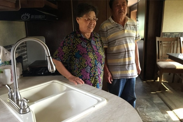 Cụ ông 76 tuổi mua nhà di động đưa vợ đi du lịch - 1