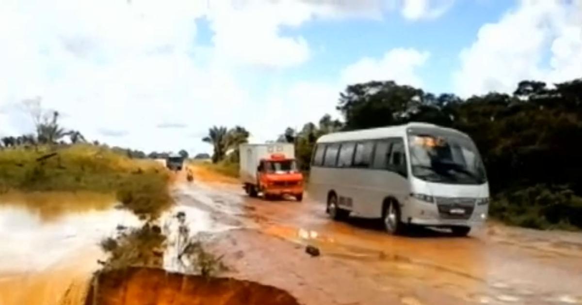 Video hố tử thần nuốt chửng xe bus, cuốn ra sông - 1