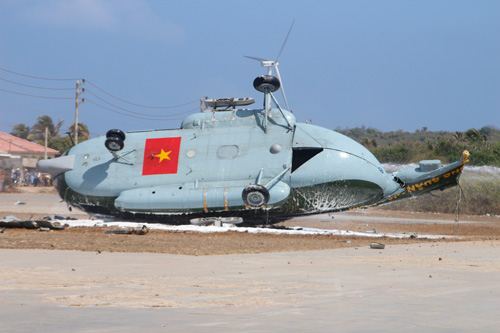Trực thăng quân sự rơi tại đảo Phú Quý - 1