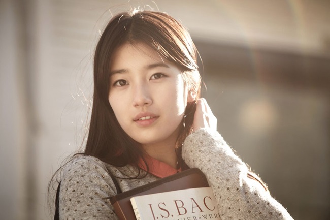 Bộ phim điện ảnh An Introduction đã đưa tên tuổi Suzy lên tầm cao mới, cô còn được mệnh danh là "tình đầu Quốc dân". Tác phẩm mang về cho cô danh hiệu Nữ diễn viên mới xuất sắc giải Baeksang 2012.