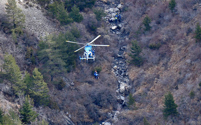 Airbus A320 rơi: Những thi thể đầu tiên được đưa khỏi sườn núi - 1