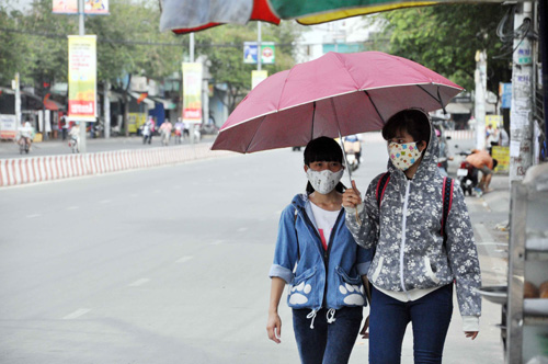 Mưa “vàng” đổ xuống giữa Sài Gòn oi bức - 2