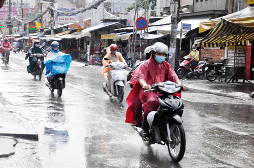 Mưa “vàng” đổ xuống giữa Sài Gòn oi bức - 7