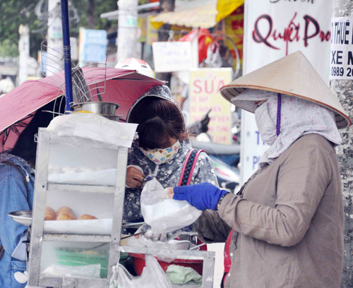 Mưa “vàng” đổ xuống giữa Sài Gòn oi bức - 3