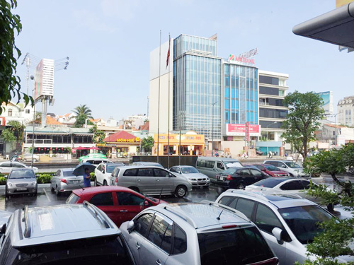 Mưa “vàng” đổ xuống giữa Sài Gòn oi bức - 9