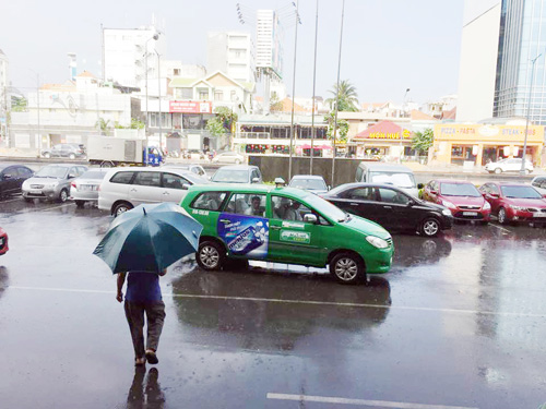Mưa “vàng” đổ xuống giữa Sài Gòn oi bức - 8