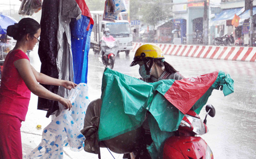 Mưa “vàng” đổ xuống giữa Sài Gòn oi bức - 11