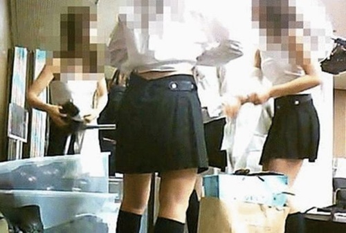 Bắt quản lý quay trộm ảnh nhạy cảm của nhóm nữ AKB48 - 1