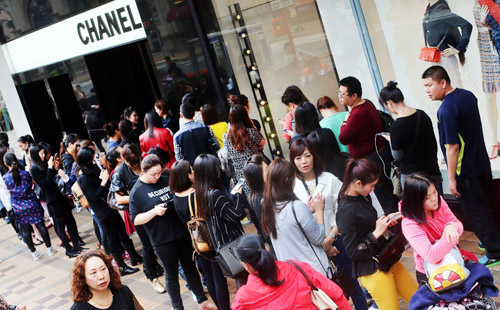 Hong Kong phản đối cách Chanel giảm giá đồ hiệu - 1