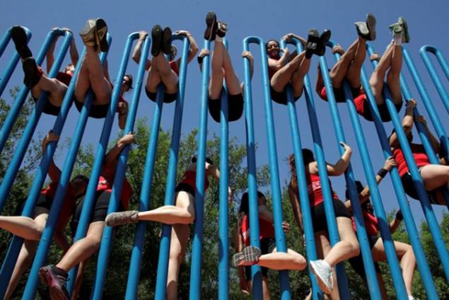 Anh: Hàng chục ngàn sinh viên bí mật bán dâm - 2