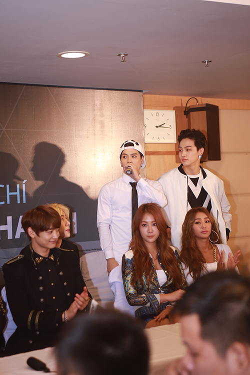 Cận cảnh vẻ đẹp hoàn hảo của Jackson và JB (GOT7) tại HN - 5