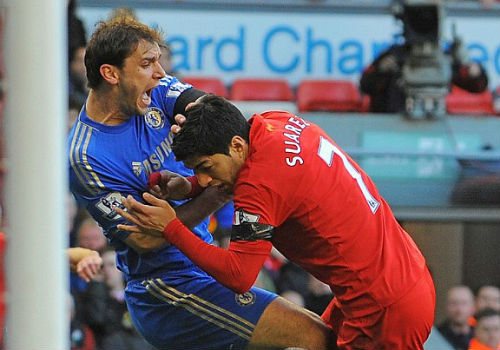 Suarez "cắn càn" lọt top 10 khoảnh khắc gây sốc NHA - 4