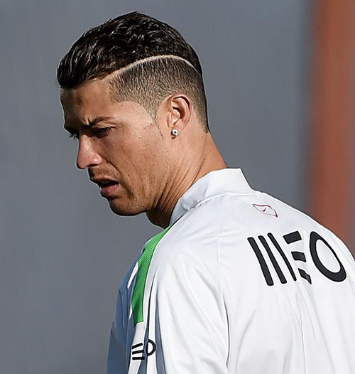 Ronaldo trình làng kiểu tóc mới “dị” lạ thường - 1
