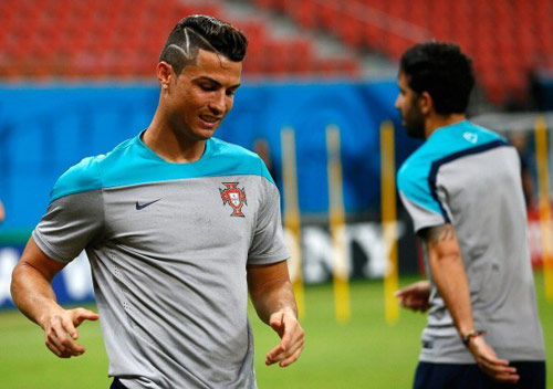 Ronaldo trình làng kiểu tóc mới “dị” lạ thường - 7