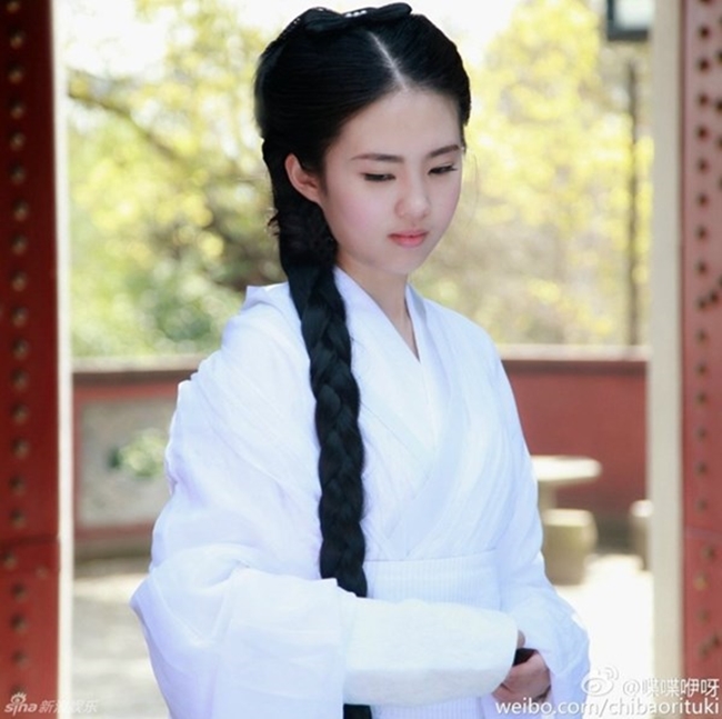 Cô gái sinh năm 1993 diện bộ trang phục trắng toát giống với tạo hình Tiểu Long Nữ của Lưu Diệc Phi trong phim Thần điêu đại hiệp.