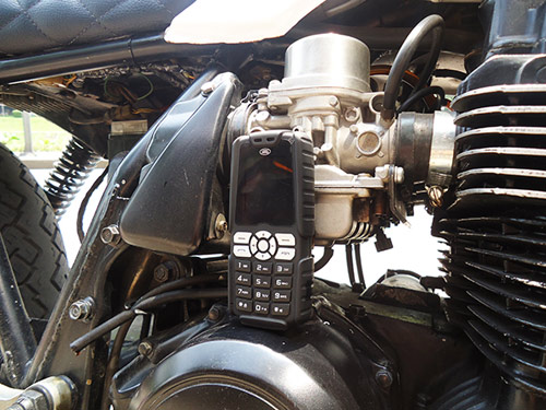 Trên tay "cục gạch" siêu bền pin dùng 20 ngày Land Rover X1 - 1