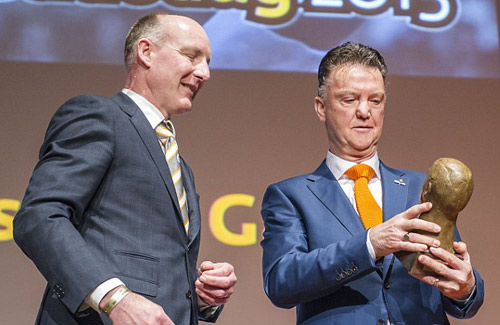 Van Gaal nhận thưởng tại quê nhà, quyết “chốt” De Jong - 1