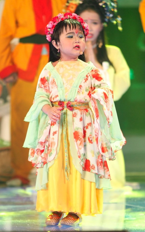 "Tiểu Hồ Ly" 4 tuổi khiến khán giả cười nghiêng ngả - 4