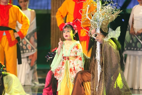 "Tiểu Hồ Ly" 4 tuổi khiến khán giả cười nghiêng ngả - 5