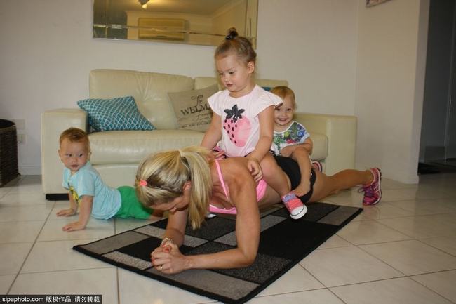 Kimberley Welman, 31 tuổi đến từ  Queensland, Australia. Cô hiện là mẹ của 3 thiên thần nhỏ tuổi (2 bé trai sinh đôi và một bé gái 3 tuổi).